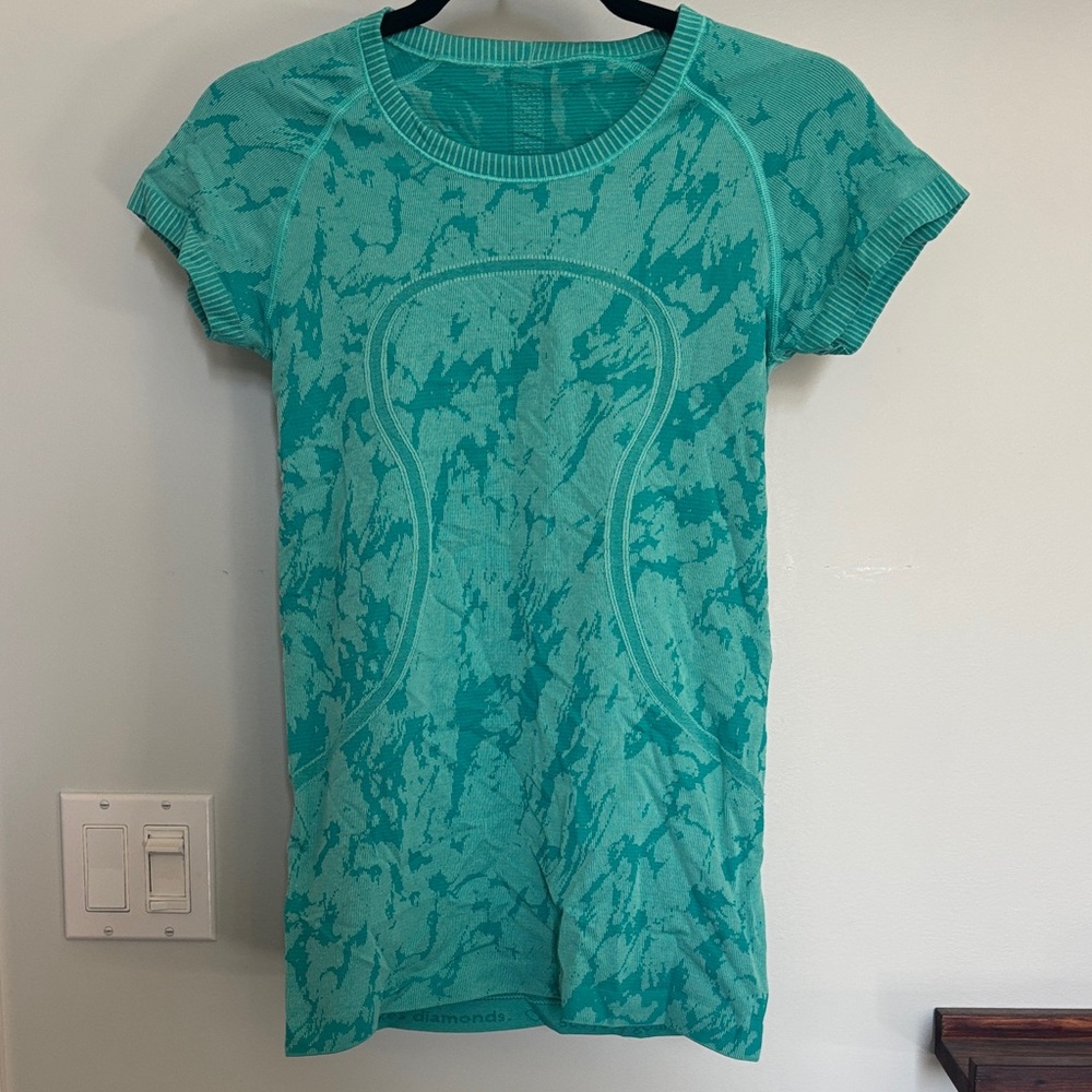 lululemon athletica Turquoise Patterned Short Sleeve Tee